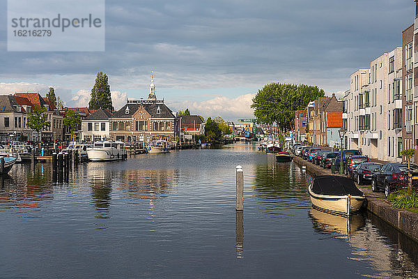 Niederlande  Südholland  Leiden  Kleiner Hafen im Viertel De Kooi