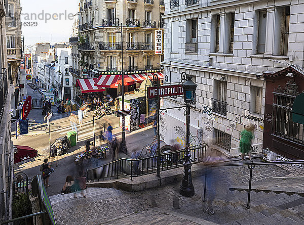 Touristen auf den Stufen des Montmartre in Paris  Frankreich