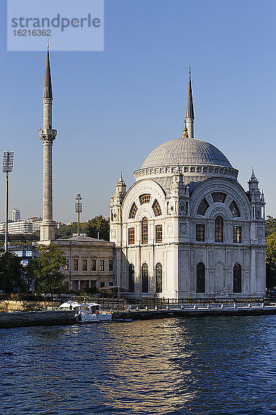 Türkei  Istanbul  Blick auf die Dolmabahce-Moschee