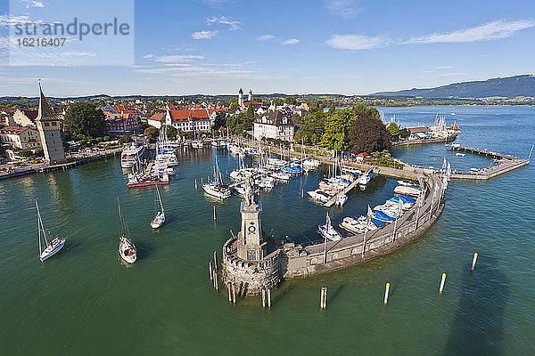 Deutschland  Bayern  Lindau  Blick auf Hafen mit Booten