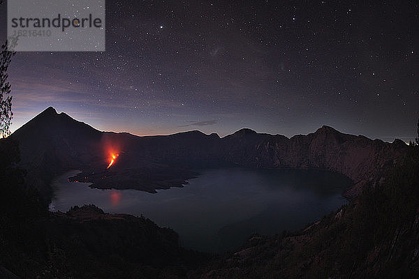 Indonesien  Lombok  Rinjani-Vulkan am Kratersee