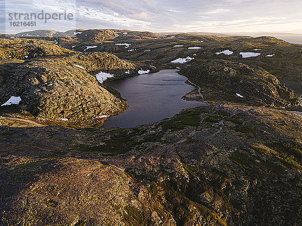 Russland  Gebiet Murmansk  Teriberka  Luftaufnahme von Seen umgeben von felsigen Hügeln in der Abenddämmerung
