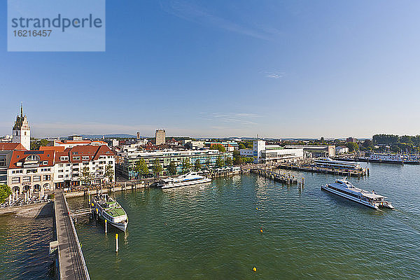 Deutschland  Baden-Württemberg  Friedrichshafen  Blick auf den Hafen mit Ausflugsschiff