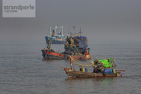 Myanmar  Myeik  Fischerboote auf dem Meer