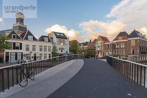 Niederlande  Südholland  Leiden  Catharinabrug mit alten Stadthäusern im Hintergrund