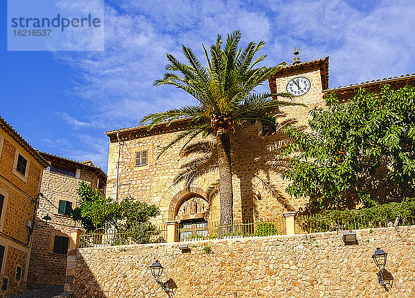 Spanien  Mallorca  Fornalutx  Palme vor der Kirche Navidad de Nostra Senyora