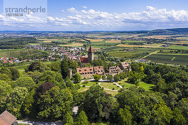 Deutschland  Baden-Württemberg  Brackenheim  Blick aus dem Hubschrauber auf Schloss Stocksberg und das umliegende Dorf im Sommer