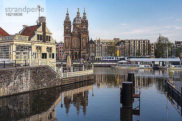 Niederlande  Nordholland  Amsterdam  Stadtkanal mit Basilika St. Nikolaus im Hintergrund