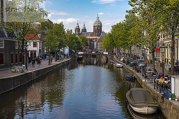 Niederlande  Nordholland  Amsterdam  Binnenstad-Kanal mit Basilika St. Nikolaus im Hintergrund