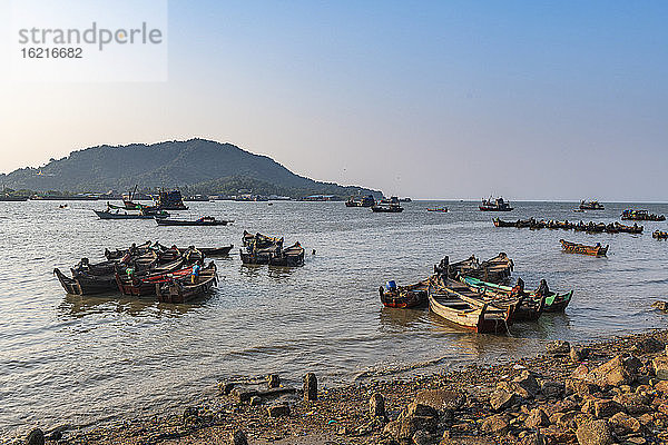 Myanmar  Myeik  Fischerboote in Strandnähe