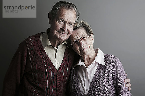Porträt eines älteren Paares  lächelnd  Nahaufnahme