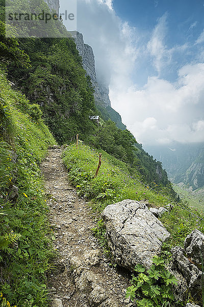 Schweiz  Blick auf Schrennenweg Wanderweg zur Meglisalp