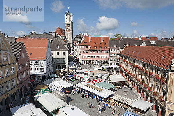 Deutschland  Bayern  Memmingen  Bauernmarkt am Marktplatz  Blick von oben