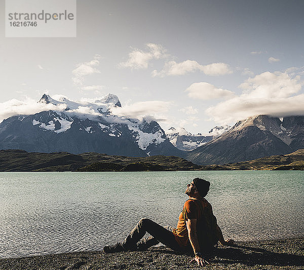 Mann beim Entspannen am Pehoe-See im Torres Del Paine-Nationalpark  Chile Patagonien  Südamerika