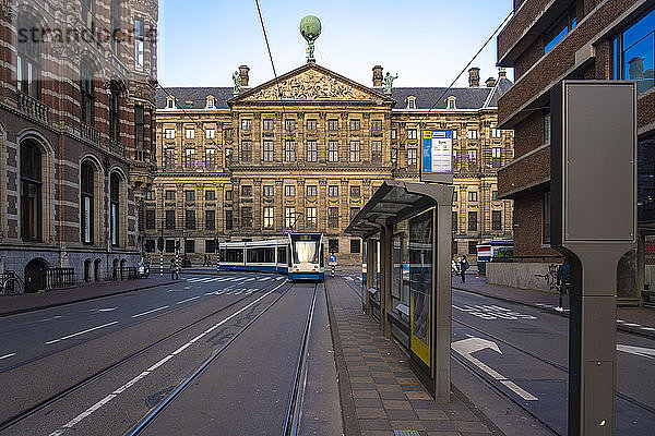 Niederlande  Nordholland  Amsterdam  Zug passiert den Königlichen Palast von Amsterdam