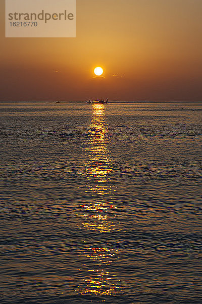 Asien  Sonnenuntergang mit Fischerboot am Indischen Ozean