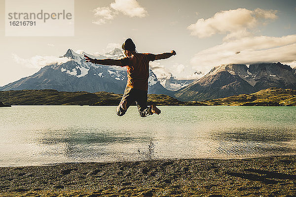 Mann springt und genießt am Pehoe-See im Torres Del Paine National Park Patagonien  Südamerika