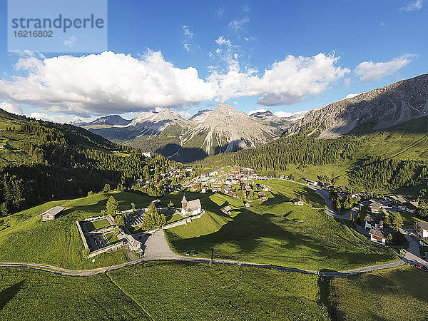 Schweiz  Kanton Graubünden  Arosa  Luftaufnahme des Bergortes im Sommer
