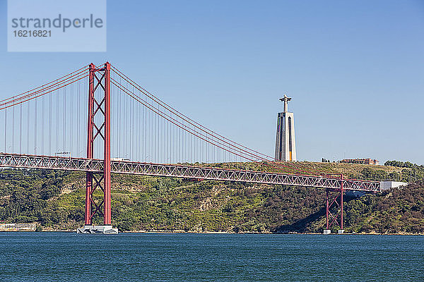 Portugal  Lissabon  Blick auf die Brücke 25 de Abril und Cristo-Rei am Tejo