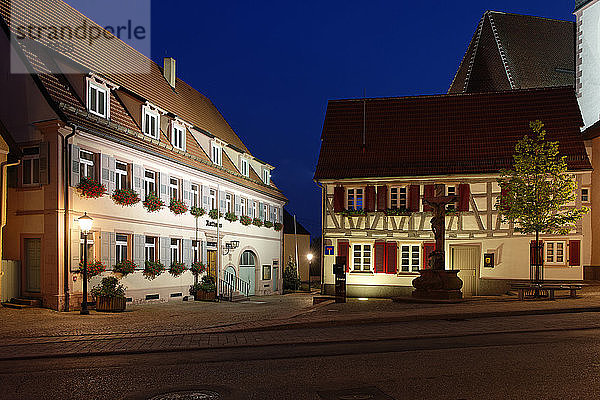 Deutschland  Baden Württemberg  Ansicht des Rathauses bei Nacht