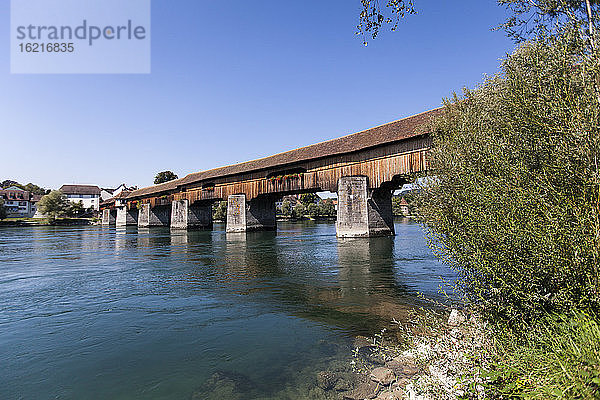 Deutschland  Baden Württemberg  Ansicht einer Holzbrücke über den Rhein