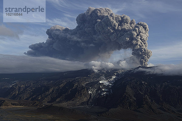 Island  Blick auf den Lavaausbruch des Eyjafjallajokull