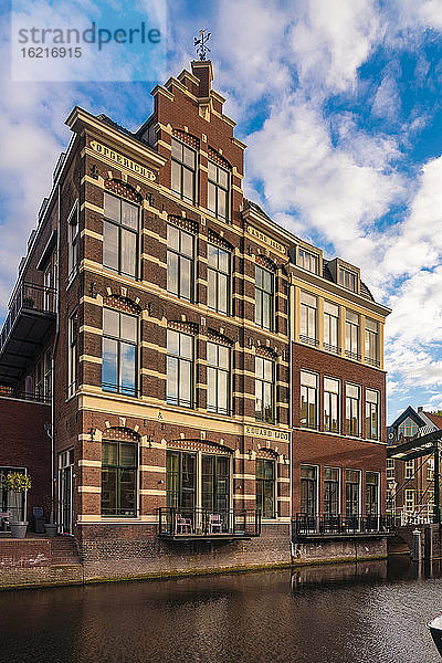 Niederlande  Südholland  Leiden  Historischer Laden am Stadtkanal