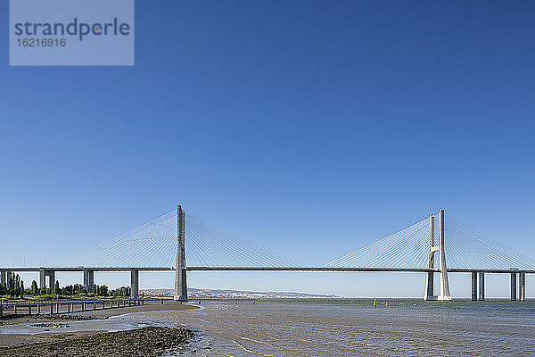 Portugal  Lissabon  Blick auf die Vasco-da-Gama-Brücke am Tejo