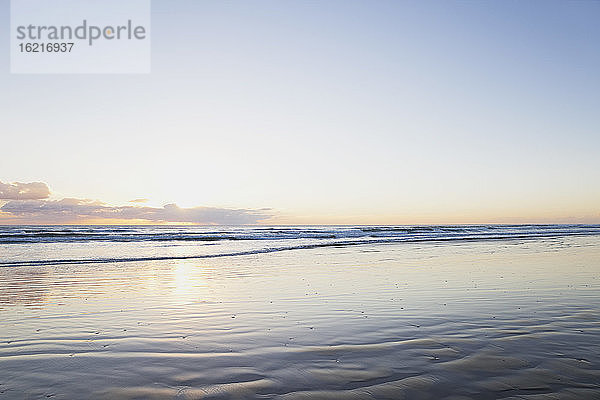 Neuseeland  Blick auf Ninety Mile Beach bei Sonnenuntergang