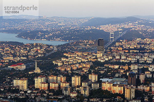 Europa  Türkei  Istanbul  Blick auf das Finanzviertel mit der Fatih-Sultan-Mehmet-Brücke