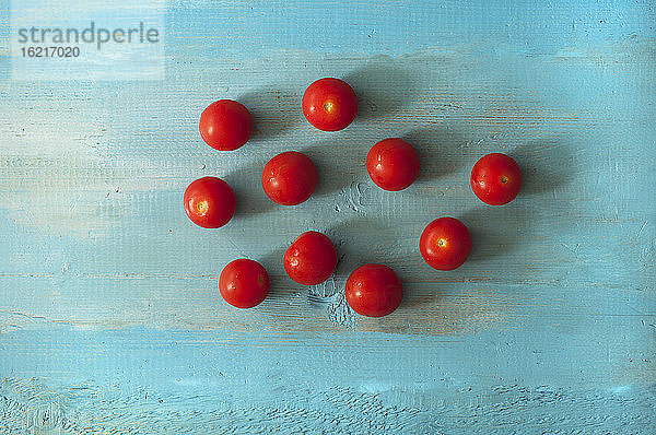 Tomaten auf Holztisch  Nahaufnahme