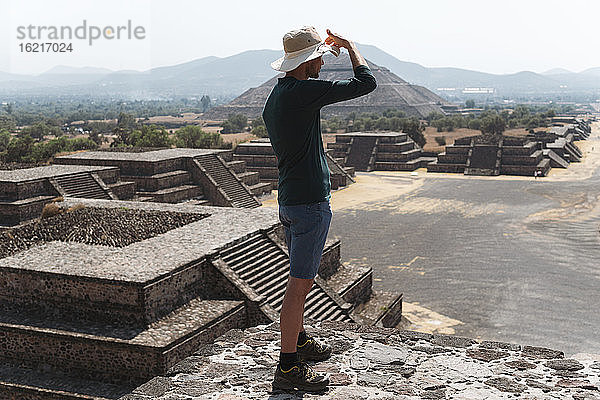 Älterer Mann mit Hut  der auf einer Pyramide gegen den Himmel in Teotihuacan  Mexiko  steht