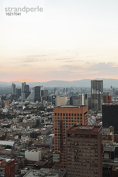 Luftaufnahme einer modernen Stadtlandschaft gegen den Himmel bei Sonnenuntergang  Mexiko