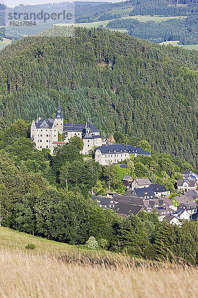 Deutschland  Bayern  Ludwigstadt  Blick auf die Burg Lauenstein