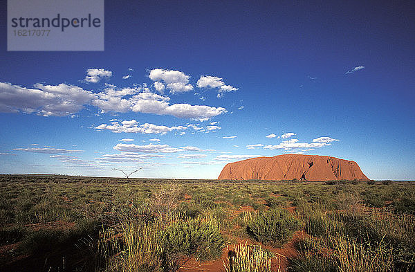 Australien  Uluru  Ayers Rock gegen den Himmel