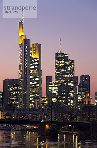 Deutschland  Frankfurt am Main  Wolkenkratzer bei Nacht