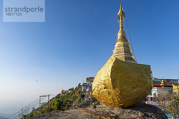 Myanmar  Mon-Staat  Kyaiktiyo-Pagode  Goldener Felsen