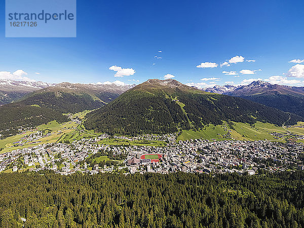 Schweiz  Kanton Graubünden  Davos  Luftaufnahme der Alpenstadt im Sommer