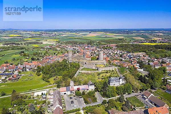 Deutschland  Hessen  Munzenberg  Blick aus dem Hubschrauber auf Schloss Munzenberg und das umliegende Dorf im Sommer