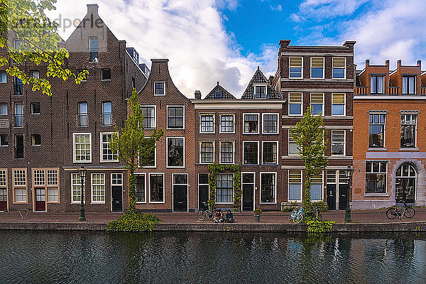 Niederlande  Südholland  Leiden  Alte historische Häuser am Oude Rijn Kanal