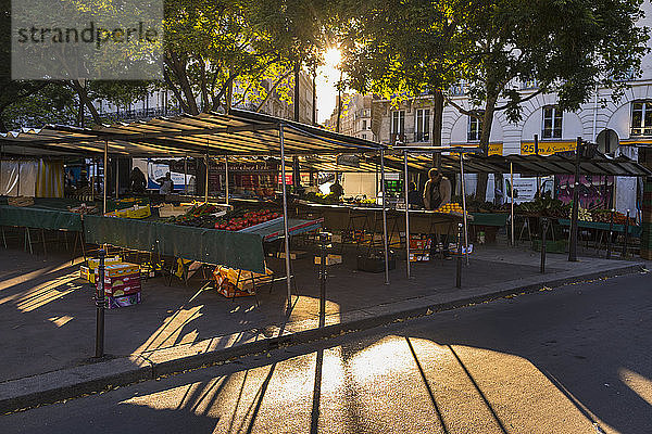 Gemüsestand am Straßenrand in Paris  Frankreich