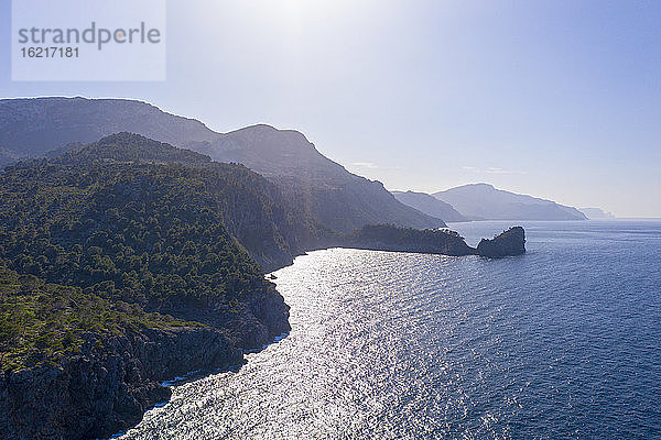 Spanien  Mallorca  Deia  Drohnenansicht der Küstenklippen der Serra de Tramuntana mit der Halbinsel Sa Foradada im Hintergrund