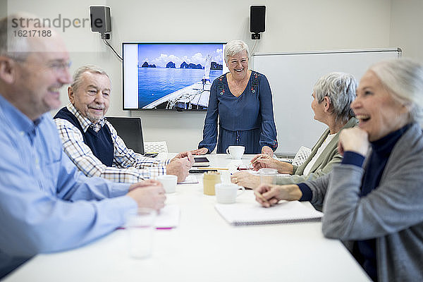 Gruppe aktiver Senioren  die an einem Seniorenbildungskurs teilnehmen