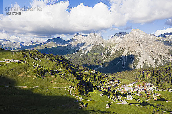Schweiz  Kanton Graubünden  Arosa  Luftaufnahme des Bergortes im Sommer
