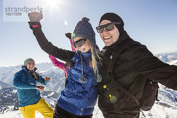 Gruppe von glücklichen Freunden auf einem Berggipfel im Winter  Achenkirch  Österreich