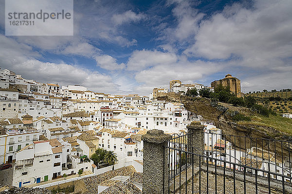 Spanien  Andalusien  Blick auf das weiße Bergdorf Setenil de la Bodegas