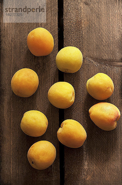 Aprikosen auf Holztisch. Nahaufnahme