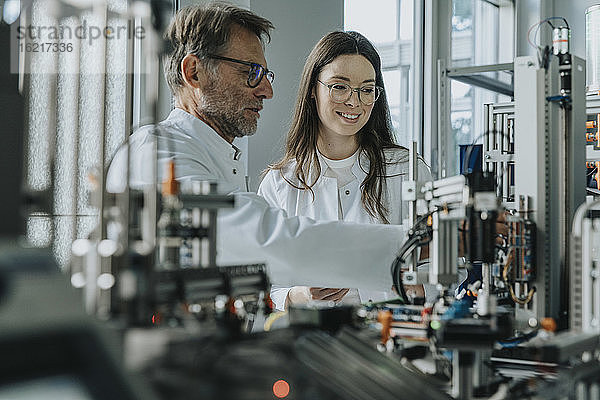 Ein männlicher und eine weibliche Wissenschaftlerin erfinden Maschinen im Labor