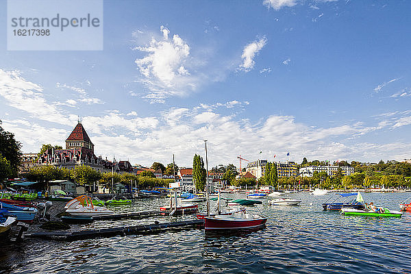 Schweiz  Lausanne  Blick auf Segelschiffe und Paddelboot im Hafen