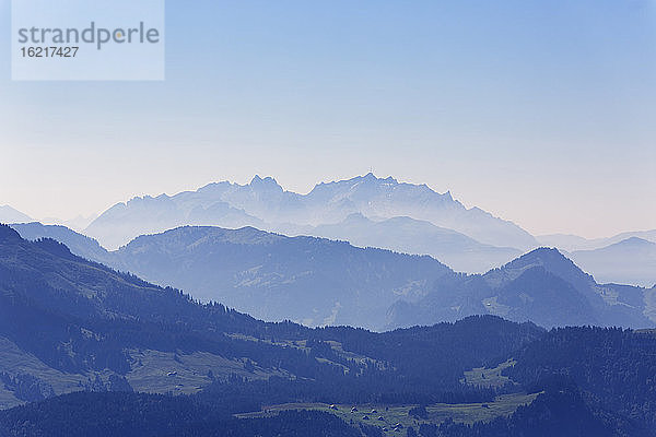Österreich  Vorarlberg  Blick auf den Berg Niedere und die Appenzeller Alpen im Hintergrund